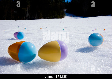 Bunte Kunststoff-Ostereier im Schnee Stockfoto