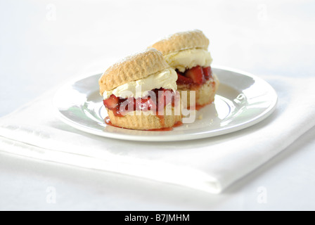 Cornish cream Tea mit Gebäck, Marmelade und Clotted cream Stockfoto