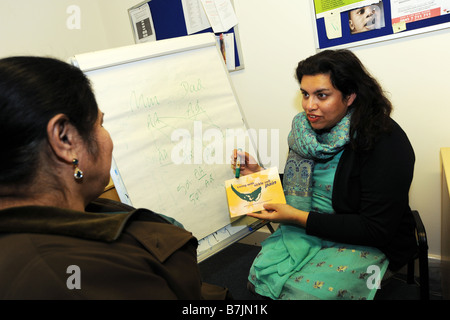 Ein Ratgeber NHS berät ein Patient über Erbkrankheiten Bradford, West Yorkshire Stockfoto