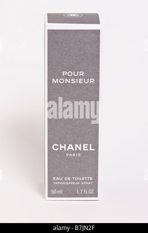 Eine verpackte Flasche Chanel Pour Monsieur Eau de Toilette Herren Rasierwasser Parfum für Männer erschossen auf einem weißen Hintergrund Stockfoto