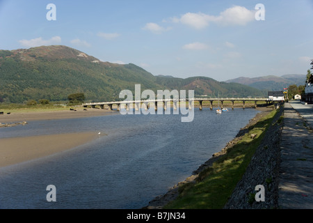 Penmaenpool hölzerne Brücke über den Fluss Mawddach nahe dem Ortszentrum, Gwynedd, Nordwales Stockfoto