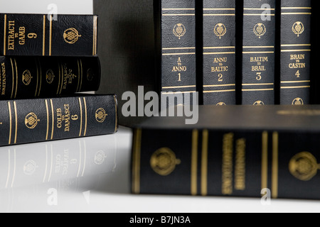 Eine Reihe von Enzyklopädie auf weißem Hintergrund Stockfoto