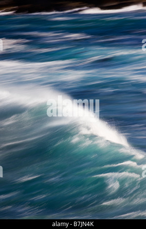 Pazifischen Ozeanwellen an Land an Fanshell Overlook, Pebble Beach, Monterey Peninsula, Kalifornien, USA Stockfoto