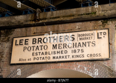 Lee Brüder Kartoffel Kaufleute Schild am Südufer Borough Markt Southwark London England Großbritannien Stockfoto