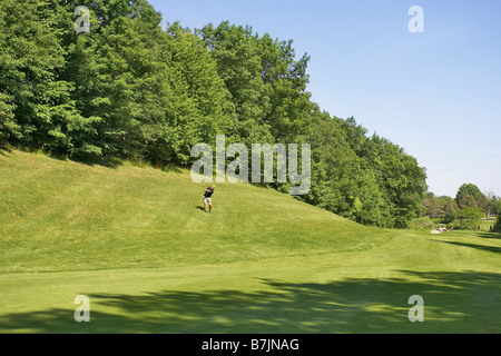 Golfspieler Schwingen aus dem Rough von einem Golfplatz, Kanada, Ontario, Burlington Stockfoto