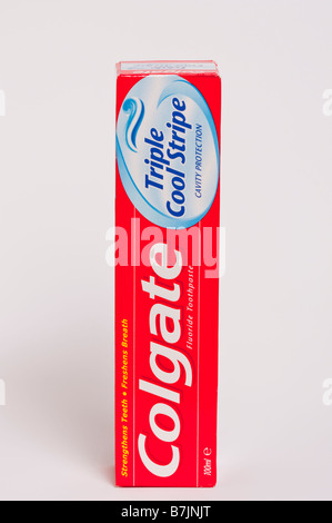 Eine Box Tube Colgate triple cool Streifen Hohlraum Schutz Fluorid Zahnpasta für Zahnreinigung erschossen auf einem weißen Hintergrund Stockfoto