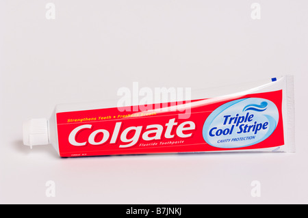 Eine Tube Colgate triple cool Streifen Hohlraum Schutz Fluorid Zahnpasta für Zahnreinigung erschossen auf einem weißen Hintergrund Stockfoto