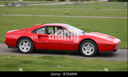 Ferrari 328 GTB fahren auf Strecke Stockfoto