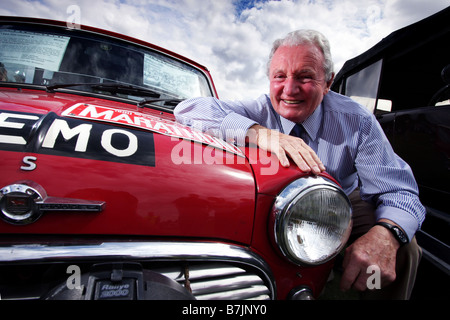 1964 Monte Carlo Rallye Sieger Paddy Hopkirk mit seinem 1965 Mini Cooper S bei der Cowley Classic Car Show in Oxford 2008 Stockfoto