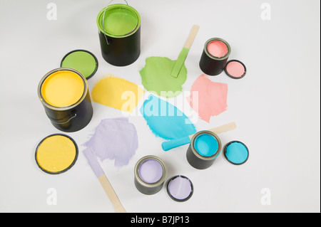 Offene Farbdosen, Deckel, Farbe Swatch und rühren Sie Stöcke, Kanada, British Columbia Stockfoto