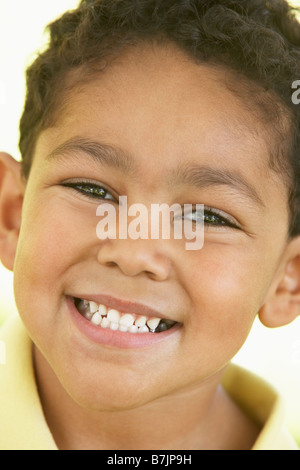 Porträt eines jungen lächelnd Stockfoto