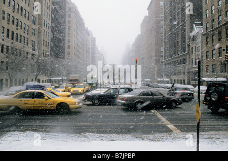 New York City 79th Street und Park Avenue Street Ecke. Autos. Verkehrsstaus während eines Schneesturms. Upper East Side von Manhattan USA Stockfoto