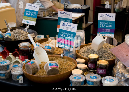 Natürliche Meersalz zum Verkauf an Borough Market Southwark South Bank London England Großbritannien Stockfoto