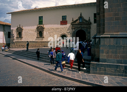 Peruaner, Menschen, Santo Domingo Kirche und Kloster, die Römisch-katholische Kirche, Katholizismus, Stadt der Provinz Cuzco, Cusco, Peru, Südamerika Stockfoto