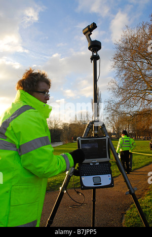 Polizei SOCO Karten einen Tatort mit einer 360-Grad-Kamera Stockfoto