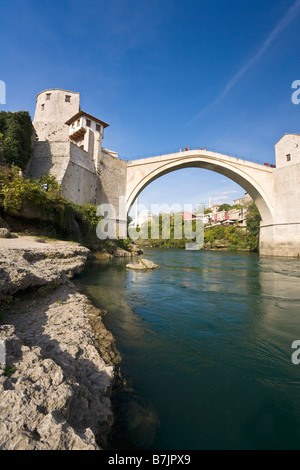 Historische Altstadt von Mostar und restaurierten 16. Jahrhundert Brücke über den Fluss Neretva in Bosnien Herzegowina Europa Stockfoto