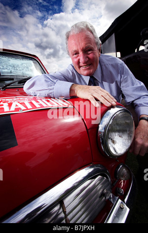 1964 Monte Carlo Rallye Sieger Paddy Hopkirk mit seinem 1965 Mini Cooper S bei der Cowley Classic Car Show in Oxford 2008 Stockfoto
