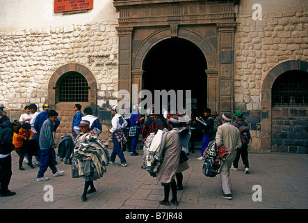 Peruaner, Menschen, Santo Domingo Kirche und Kloster, die Römisch-katholische Kirche, Katholizismus, Stadt der Provinz Cuzco, Cusco, Peru, Südamerika Stockfoto