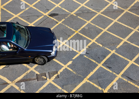 Eingabe einer Straßenkreuzung Box Auto Stockfoto