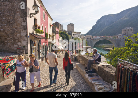 Historische Altstadt von Mostar und restaurierten 16. Jahrhundert Brücke über den Fluss Neretva in Bosnien Herzegowina Europa Stockfoto