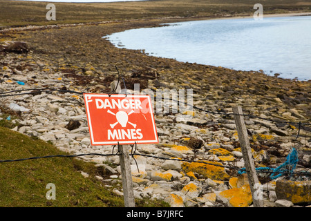 Ein Schild Warnung vor Gefahr eines Minenfeldes auf Falkland-Inseln Stockfoto