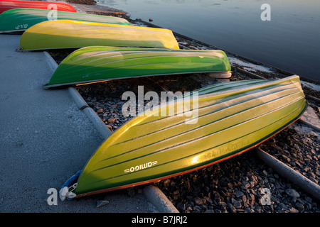 Viele Fiberglas Ruderboote / Skiffs / Schlauchboote , hochgewendet für Winterlager , sind mit Frost bedeckt , Finnland Stockfoto
