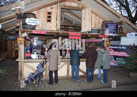 Bratwurst Wurst warmes Essen Personal deutsche bunte bunte Essen trinken Verkäufer gemeinsamen Imbiss Stellplatz Open-Air kalten winter Stockfoto