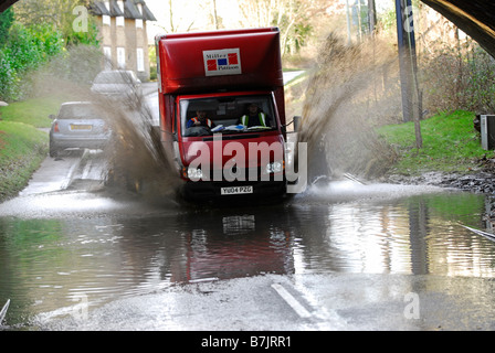 Van fährt durch Hochwasser in Sharnbrook, Bedfordshire, UK Stockfoto