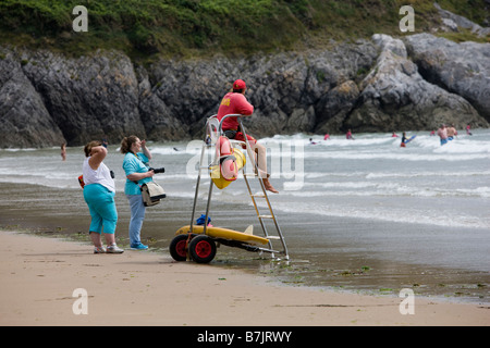 Rettungsschwimmer im Dienst am Caswell Bucht in der Gower-Wales Stockfoto