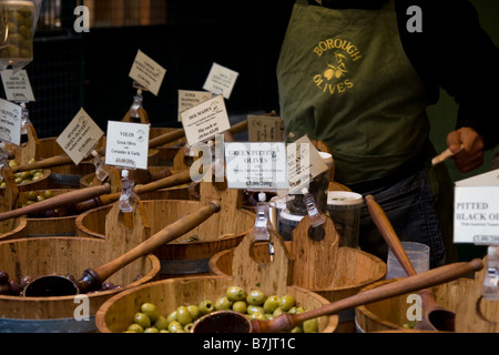 Oliven auf Verkauf im Borough Market Southwark South Bank London England Großbritannien Stockfoto