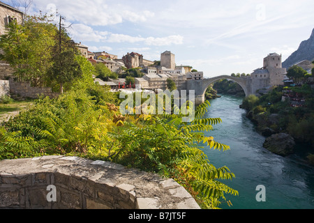 Historische Altstadt von Mostar und restaurierten 16. Jahrhundert Brücke über den Fluss Neretva in Bosnien Herzegowina Europa Stockfoto