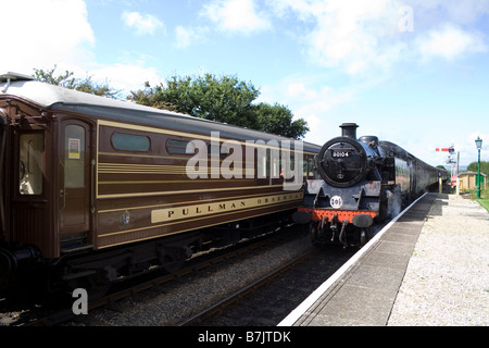 Zwei Dampflokomotiven ziehen in Harmans Cross Station auf der Swanage Railway in Dorset Stockfoto