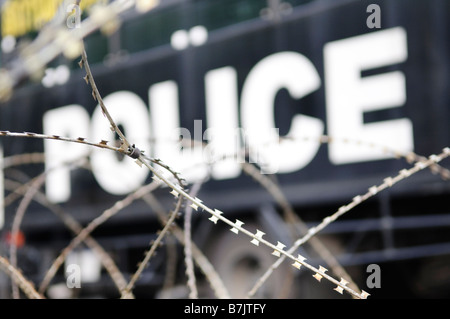 Stacheldraht Barrikaden errichtet, von der Polizei zur Kontrolle blockieren die Straße während der politischen Unruhen. Bangkok-Oktober 2008 Stockfoto