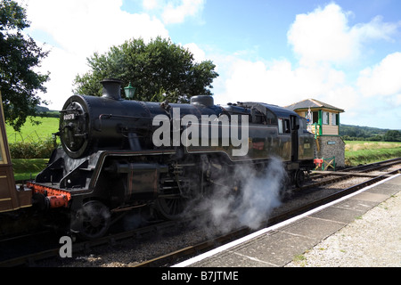Eine Dampflokomotive wartet am Bahnhof Harmans Cross auf der Swanage Railway in Dorset Stockfoto