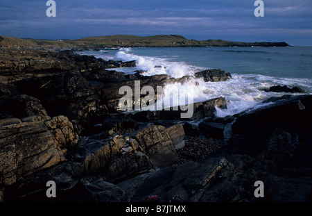 DAS MEER KRACHTE GEGEN DIE FELSIGE KÜSTE DER SALIGO BAY ISLAY SÜDLICHEN HEBRIDEN ARGYLL UND BUTE JUNI Stockfoto