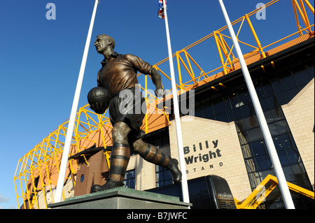 Statue von Billy Wright außerhalb Wolverhampton Wanderers Football Club Molineux Stockfoto