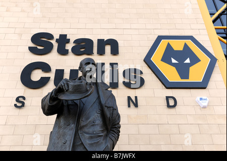 Statue von Stan Cullis außerhalb Wolverhampton Wanderers Football Club Molineux Stockfoto