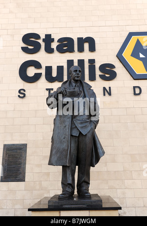 Statue von Stan Cullis außerhalb Wolverhampton Wanderers Football Club Molineux Stockfoto