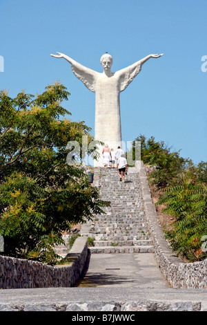 Maratea, an der Westküste des südlichen Italien, mit Blick auf den Golf von Policastro im Tyrrhenischen Meer, gegründet 8.-C v. Chr. von Griechen: Il Redentore (Erlöser) Statue. Stockfoto