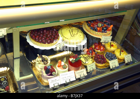 Eine Darstellung der leckeren Kuchen, Brötchen und Gebäck für den Verkauf im Kühlschrank bereit, gekauft und gegessen. Stockfoto