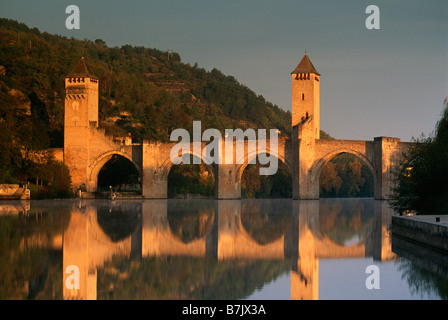 Le Pont Valentré und Fluss Lot, Cahors, Frankreich Stockfoto