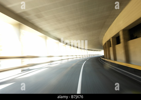 Auto fahren durch einen tunnel Stockfoto
