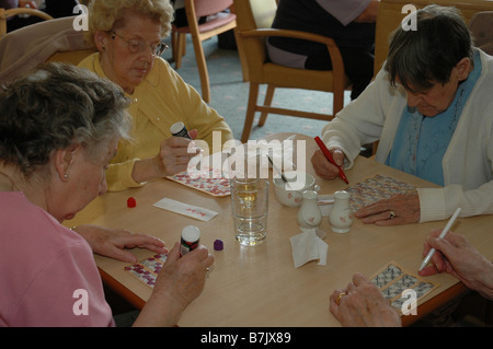 Eine Gruppe von älteren Frauen oder Senioren spielen Bingo zusammen Stockfoto