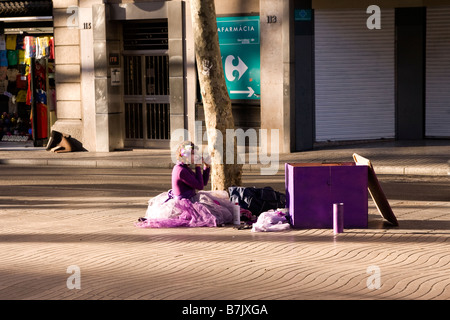 Straßenkünstler, die immer bereit auf La Rambla Barcelona Spanien Stockfoto