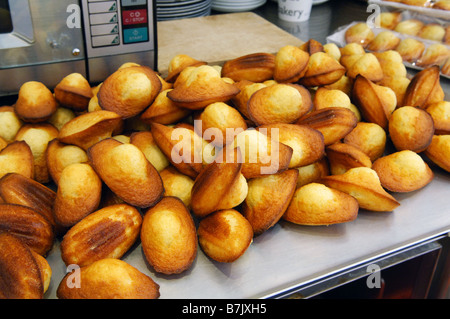 Ein Haufen von Kuchen oder Brötchen in einer Bäckerei, komme gerade aus dem Ofen und sind bereit, vor dem Verkauf dekoriert werden. Stockfoto