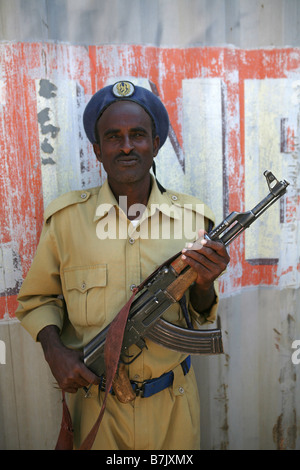 Bewaffnete Polizisten tragen eine AK47 Hargeisa Somaliland Stockfoto