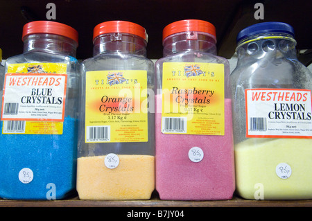 Jar süße Kristalle zum Verkauf in einem altmodischen Sweet Shop in Sweet Shop Gläser angezeigt. Stockfoto