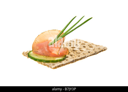 niedrige fettarme Schonkost gute knusprige Kruste Brot dünn Schinken Gurke Stück Schnittlauch Schnittlauch Cive weniger Kalorien Snack Dip Geschmack geschmackvolle Ernährung Stockfoto