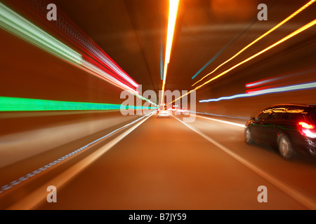 Auto fahren durch einen tunnel Stockfoto