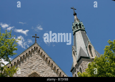 Katholische Kirche Kirchturm und Kreuze. Stockfoto
